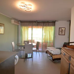 Appartement 3 personnes avec coin nuit avec terrasse et parking quartier du Port de Nice Appartement